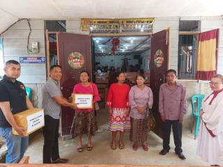 Gelar Program Minggu Kasih dan Pemberian Sembako, Sat Narkoba Polres Kuansing Kunjungi Jemaat Gereja